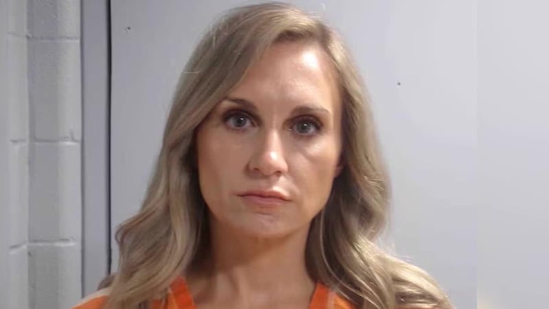 Son says in interview his mother, a former mayor, had Sєx with his underage friend