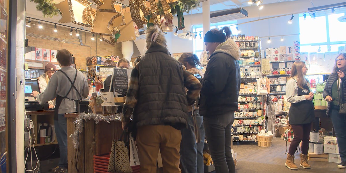 Shoppers making trips back into stores for Holiday shopping Shoppers making trips back into stores for Holiday shopping