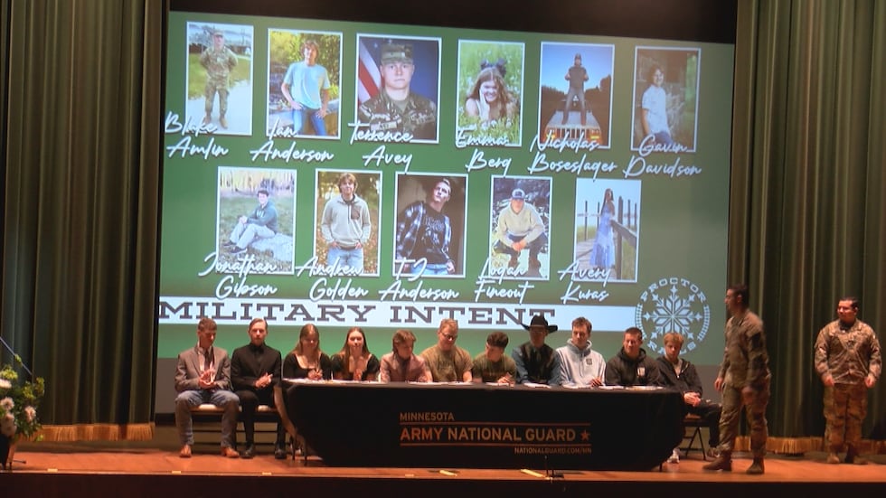 Hampir sebelas siswa senior SMA Proctor mendaftar untuk dinas militer